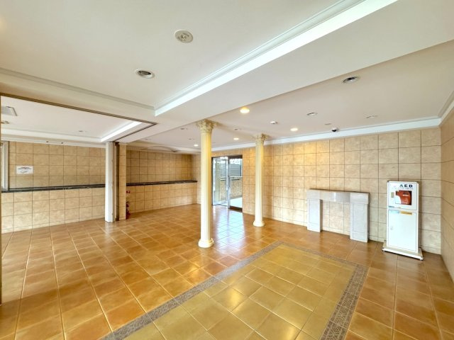 グランシティ新小岩２のエントランス|【フラットなアプローチ】段差が少なく歩きやすいエントランスアプローチ。車椅子やベビーカーをご利用の方、ご年配の方にも配慮されたバリアフリーな動線設計です。