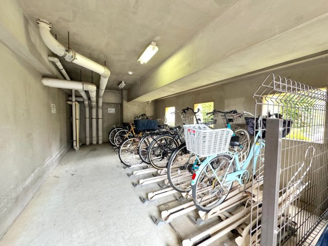 グランシティ新小岩２の駐輪場|【敷地内駐輪場】マンション敷地内に駐輪スペースを完備。徒歩8分圏内に揃うスーパーやコンビニ、学校など、近隣へのお出かけに便利な自転車を綺麗に駐輪できます。