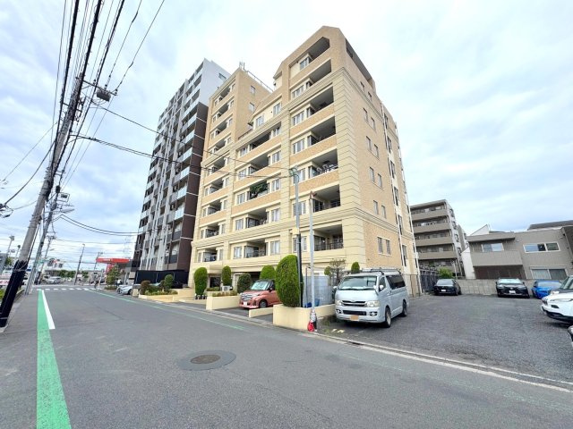 グランシティ新小岩２の外観|【駐車場1台無償・ペット可】大切なペットと暮らせるマンションです！マイカー派に嬉しい専用駐車場が無料で利用可能。スーパーやコンビニ、小学校も徒歩8分圏内に揃う暮らしやすい住環境！