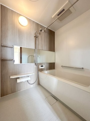 グランシティ新小岩２の浴室|【新規交換済ユニットバス】一日の疲れを癒やすリラックス空間。真新しい清潔なお風呂で、ゆったりとしたバスタイムをお楽しみいただけます。お手入れもしやすく、毎日の家事負担も軽減されます♪