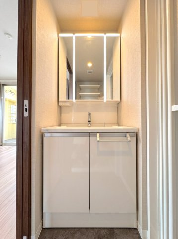 グランシティ新小岩２の独立洗面台|【新規交換済洗面化粧台】ゆとりのある洗面スペースで、忙しい朝の身支度もスムーズに！収納も備えており、洗面用具や日用品のストック類もスッキリと片付きます。新しく清潔感のある空間です