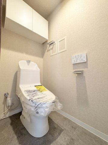 グランシティ新小岩２のトイレ|【新規交換済トイレ】温水洗浄便座付きの新しいトイレです！毎日使う場所だからこそ、新品で清潔なのが嬉しいポイント。お手入れもしやすい設計で、いつでも快適にお使いいただけます。
