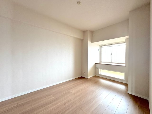 グランシティ新小岩２の子供部屋|【洋室約6帖】子供部屋にもぴったりな明るい洋室！全室に窓がある角部屋のため、どのお部屋も風通し・採光が良好です。収納スペース付きで、お子様のおもちゃや衣類もスッキリ片付きます。