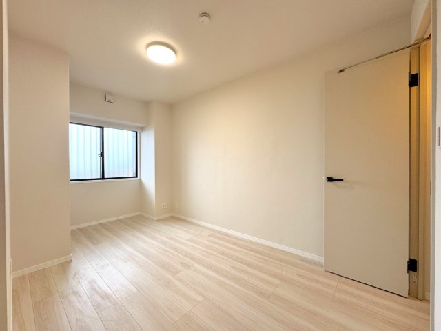 ライオンズプラザ大宮の子供部屋|約6.2帖の広さがあり、お子様のお部屋としてもゆったりお使いいただけます。クローゼット付きで、お子様の成長とともに増えるお洋服やおもちゃもスッキリとお片付けができます。（85文字）
