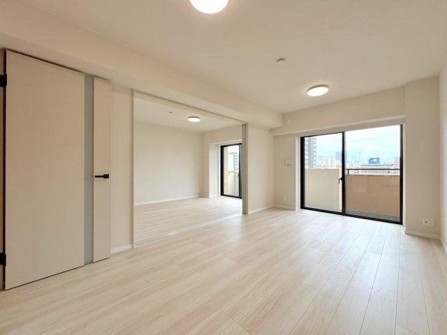 ライオンズプラザ大宮の居間・リビング|約12.5帖のLDKは、隣接する洋室（約5.8帖）の扉を開放することで、さらに広々とした空間としてご利用いただけます。ご友人やご親戚が集まる際にもゆとりをもってくつろげます。
