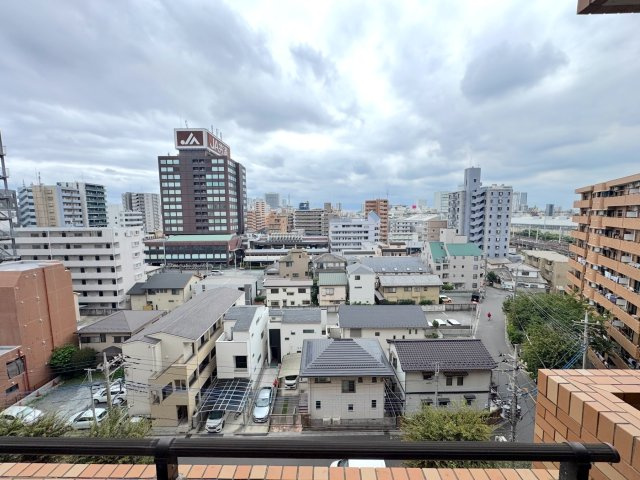 ライオンズプラザ大宮の展望|8階部分につき、見晴らしが良く開放的な眺望が広がります。周りの視線も気になりにくく、カーテンを開けてお部屋にたっぷりの自然光を取り込むことができます。心地よい青空を楽しめます。