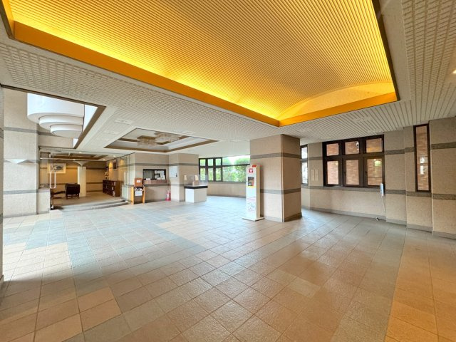 ライオンズプラザ大宮のエントランス|総戸数187戸の大規模マンションならではの、広々とした落ち着きあるエントランスホールです。ご家族のお帰りやお客様を優しく迎え入れてくれる、綺麗に管理された上質な空間です。