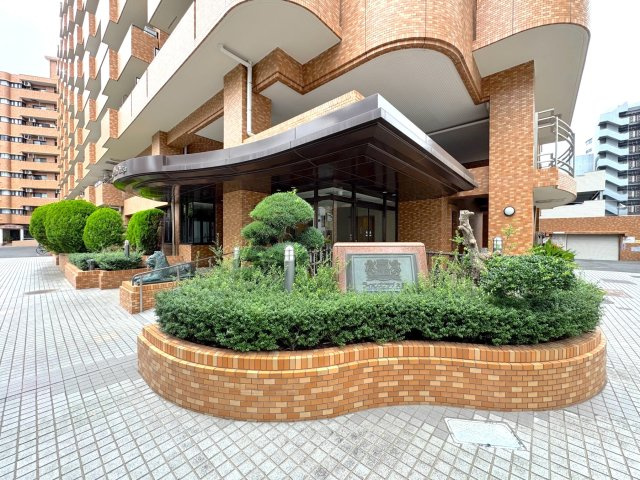 ライオンズプラザ大宮|マンションの顔となるエントランスアプローチは、植栽が綺麗に整えられており管理体制の良さが伺えます。ベビーカーなどでも通りやすいフラットな造りで、日々の出入りも安心です。