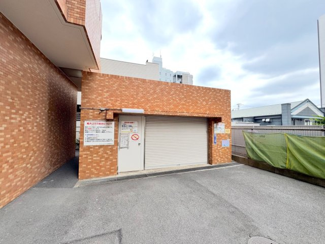 ライオンズプラザ大宮のその他共用部分|ゴミ置き場
敷地内のゴミ置き場は、清掃が行き届いており清潔に保たれています。毎日のゴミ出しがスムーズに行えるため、お部屋の中にゴミが溜まらず、いつでもすっきりとした住まいを維持できます。