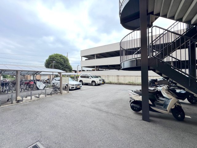 ライオンズプラザ大宮の駐車場|敷地内には駐車場が設けられております（空き状況は都度ご確認が必要です）。お車をお持ちのご家庭でも、敷地内に停められれば毎日のお買い物や休日のお出かけがさらに快適になりますね。
