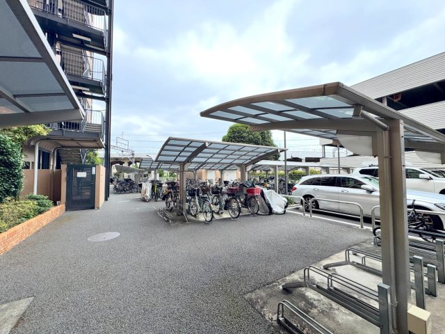 ライオンズプラザ大宮の駐輪場|居住者専用の駐輪スペースも完備されています。周辺にはスーパー（徒歩7分）やコンビニ（徒歩1分）などの施設も揃っており、自転車があれば毎日のお買い物がさらに便利になります。
