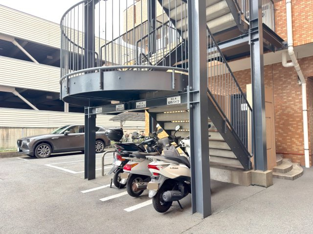 ライオンズプラザ大宮の駐輪場|バイク置き場
バイクをお持ちの方に嬉しいバイク置き場もございます（空き状況は要確認）。区画がしっかりと分かれており、大切な愛車をマンション敷地内に停めておくことができるので安心感があります