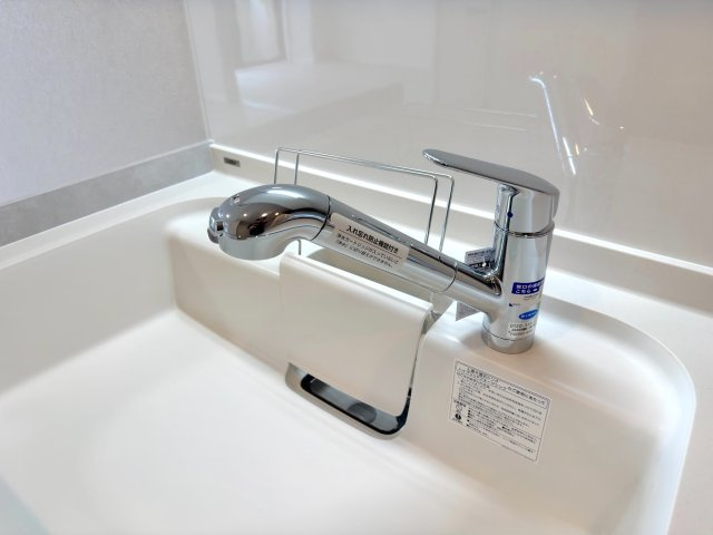 ライオンズプラザ大宮のキッチン|浄水器
キッチン水栓には、いつでも安心しておいしいお水が飲める浄水器が備わっています。ペットボトルのお水を買って運ぶ手間も省け、毎日のお料理や赤ちゃんのミルク作りにも大活躍します。