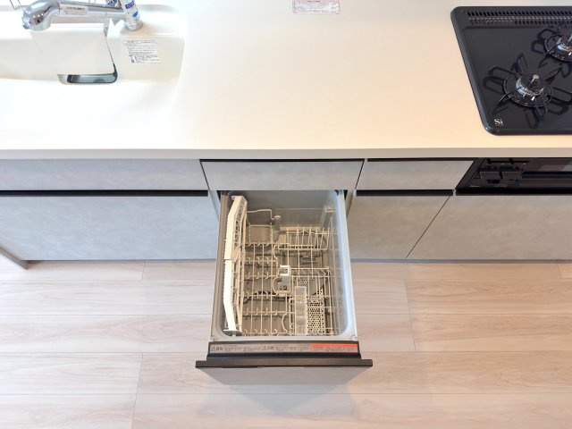 ライオンズプラザ大宮の発電・温水設備|食洗機
新しいキッチンには、家事の時短に大活躍の「食器洗浄乾燥機」が内蔵されています。手洗いよりも節水になり、高温のお湯で洗い上げるので衛生的。食後のゆとり時間を生み出してくれます。