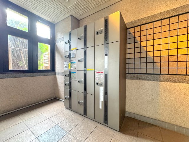 ライオンズプラザ大宮の設備|ご不在時でもお荷物を受け取れる宅配ボックスを完備。共働きのご夫婦や、ネットショッピングをよく利用される方に大変喜ばれる設備です。再配達の手間が省け、時間を有効に活用できます。