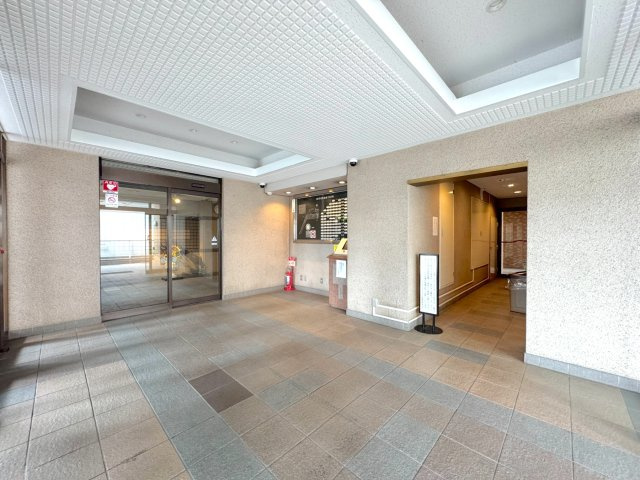 ライオンズプラザ大宮のエントランス|大規模マンションのため管理体制も良好です。毎日の清掃が行き届いた綺麗な共用部分は、住まう方々に心地よさと安心感を与えてくれます。大切なペットとのお出かけも気持ちよくできます。