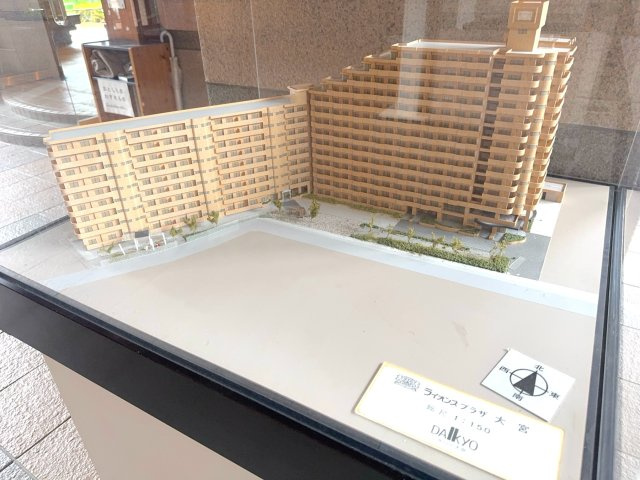 ライオンズプラザ大宮のその他共用部分|マンションの模型
総戸数187戸を誇る重厚感のあるマンション。平成元年築で落ち着いた色合いの外観は、周囲の街並みに美しく調和しています。大規模ならではのしっかりとした造りと、充実した管理が魅力です。