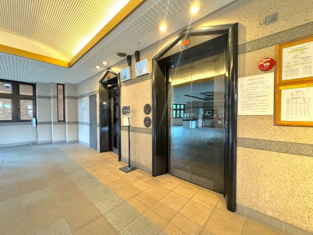 ライオンズプラザ大宮のその他共用部分|エレベーター
エレベーターが完備されており、重い荷物を持ったお買い物帰りや、ベビーカーをご利用の際も8階のお部屋までスムーズに移動できます。日々の昇降負担がなく、幅広い年代の方に安心の設備です。