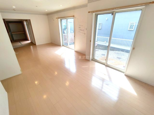【居間・リビング】 | 川越市古谷本郷 | 開放感があり日当たり良好です