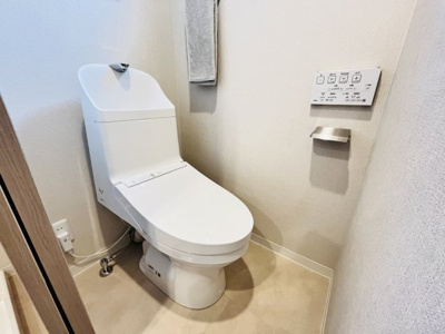 【トイレ】 | 東大路高野第3住宅21棟 | シンプルで清潔感のあるトイレ空間です。