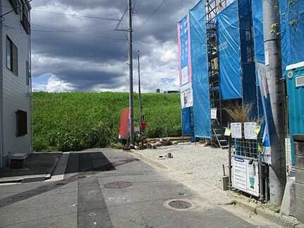 広島市西区福島町2丁目　新築一戸建ての前面道路含む現地写真