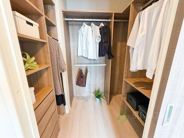 ベイクレストタワーのその他|収納力のあるWIC
衣類やバッグなどをまとめて収納でき、居住スペースを広々と使いやすい設計です。
