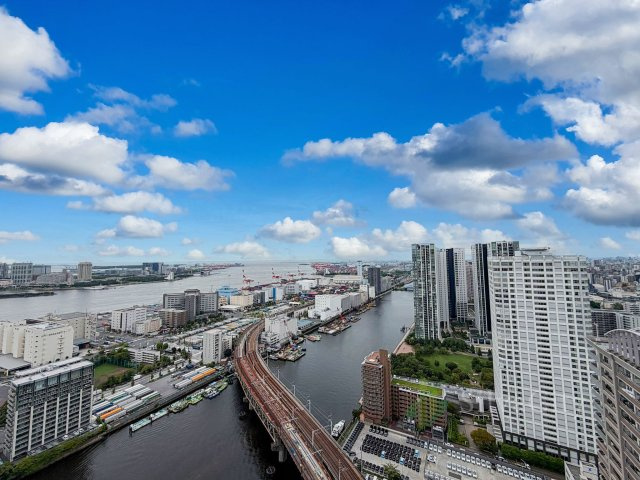 ベイクレストタワーの展望|地上38階から望む、開放感あふれる眺望
眼下に広がる街並みと水辺の景色は、タワーレジデンスの高層階だからこそ味わえる魅力です。※眺望は天候によります。