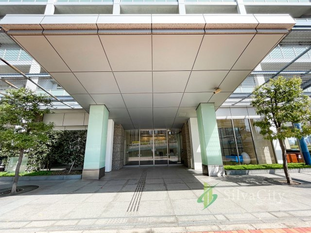 ベイクレストタワーのエントランス|住まう方やゲストを迎えるマンションエントランス
オートロック・24時間有人管理を採用し、都心生活の安心感にも配慮されています。