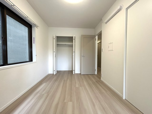 ７階・角部屋・南向き◎そーしーて！ペット飼育可◎静かな環境で叶う暮らし◎ちょっとした専用庭もあってガーデニングもできちゃう♪な【NICアーバンヒル井土ヶ谷レフトウィング】の洋室|個人の部屋や寝室として使える洋室です