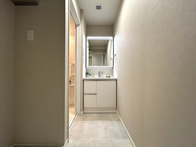 ７階・角部屋・南向き・ペット飼育可の超好条件！！ちょっとした専用庭もあってガーデニングライフもイケちゃいます！！静かな環境で叶う暮らしで◎な、【ＮＩＣアーバンヒル井土ヶ谷レフトウィング】リノベーションの独立洗面台|朝の支度にも助かる、独立の洗髪洗面化粧台