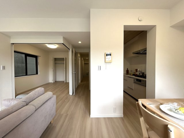 ７階・角部屋・南向き◎そーしーて！ペット飼育可◎静かな環境で叶う暮らし◎ちょっとした専用庭もあってガーデニングもできちゃう♪な【NICアーバンヒル井土ヶ谷レフトウィング】の居間・リビング|ゆったりとした居間です