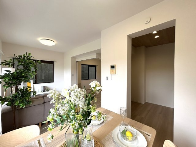 ７階・角部屋・南向き◎そーしーて！ペット飼育可◎静かな環境で叶う暮らし◎ちょっとした専用庭もあってガーデニングもできちゃう♪な【NICアーバンヒル井土ヶ谷レフトウィング】の居間・リビング|ゆったり過ごせる居間です