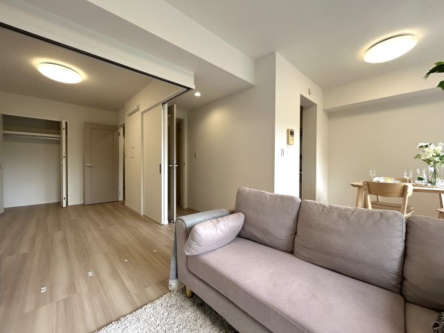７階・角部屋・南向き◎そーしーて！ペット飼育可◎静かな環境で叶う暮らし◎ちょっとした専用庭もあってガーデニングもできちゃう♪な【NICアーバンヒル井土ヶ谷レフトウィング】の居間・リビング|おしゃれな居間です