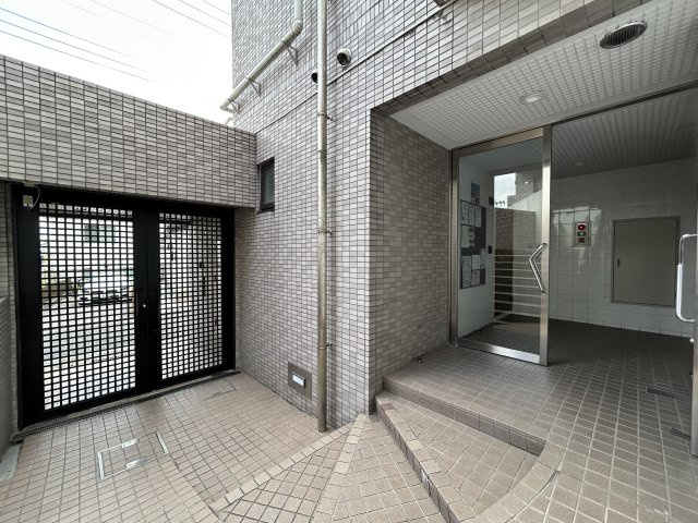 ７階・角部屋・南向き・ペット飼育可の超好条件！！ちょっとした専用庭もあってガーデニングライフもイケちゃいます！！静かな環境で叶う暮らしで◎な、【ＮＩＣアーバンヒル井土ヶ谷レフトウィング】リノベーションのエントランス|エントランスです