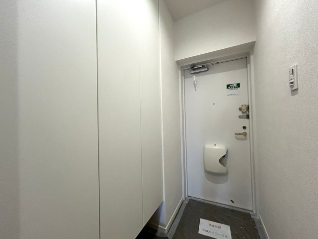 ７階・角部屋・南向き◎そーしーて！ペット飼育可◎静かな環境で叶う暮らし◎ちょっとした専用庭もあってガーデニングもできちゃう♪な【NICアーバンヒル井土ヶ谷レフトウィング】リノベーションの玄関|シンプルで使いやすい玄関です