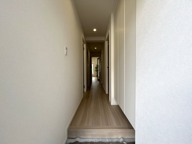 ７階・角部屋・南向き◎そーしーて！ペット飼育可◎静かな環境で叶う暮らし◎ちょっとした専用庭もあってガーデニングもできちゃう♪な【NICアーバンヒル井土ヶ谷レフトウィング】リノベーションの玄関|収納もある玄関です