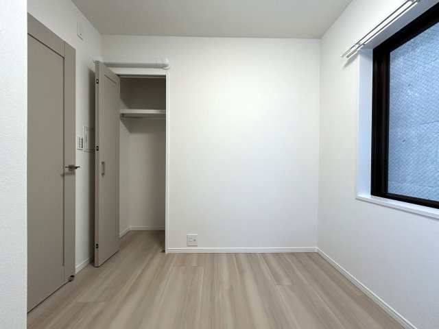 ７階・角部屋・南向き◎そーしーて！ペット飼育可◎静かな環境で叶う暮らし◎ちょっとした専用庭もあってガーデニングもできちゃう♪な【NICアーバンヒル井土ヶ谷レフトウィング】リノベーションの洋室|きれいな洋室です