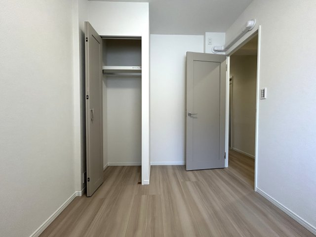７階・角部屋・南向き◎そーしーて！ペット飼育可◎静かな環境で叶う暮らし◎ちょっとした専用庭もあってガーデニングもできちゃう♪な【NICアーバンヒル井土ヶ谷レフトウィング】の洋室|十分な収納スペースがあります