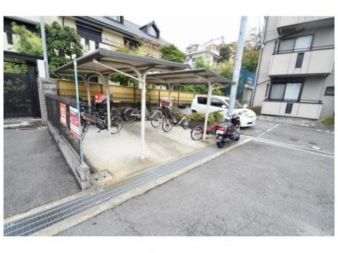 ハイアーグラウンドB棟の駐車場