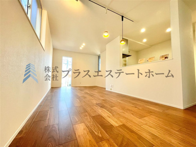 【居間・リビング】 | 須磨区南町1丁目新築戸建 | リビングダイニングを見渡せる対面仕様のキッチン♪ご家族と会話を楽しみながら作業ができます♪