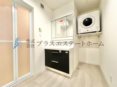 【独立洗面台】 | 須磨区南町1丁目新築戸建 | 身支度やお風呂上がり、寝る前の準備などの際に嬉しい大きな鏡付きです♪乾太くん完備です♪
