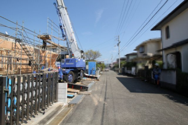 香南市野市町みどり野３丁目　新築戸建【平屋】　2期1棟1　の前面道路含む現地写真|【一方】　南　幅6.0ｍ　公道　接面:14.0ｍ