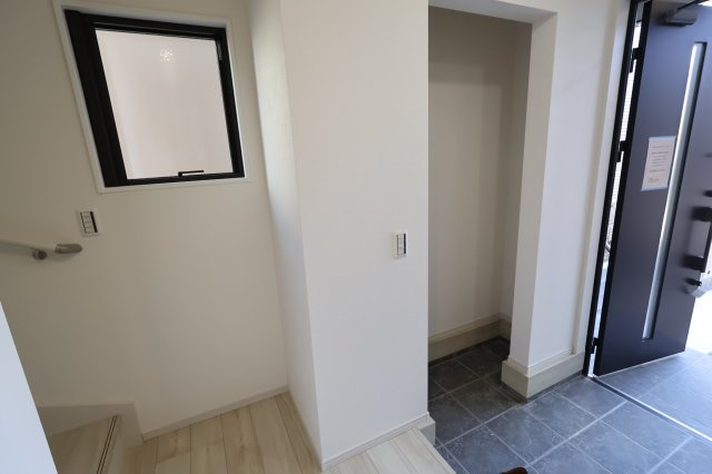 《仲介手数料無料》南区根岸１丁目12-5新築一戸建て‎FiT-Aの玄関