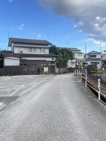 「通勤通学のアクセスも快適」高知市一宮中町1丁目　新築建売11の前面道路含む現地写真|前面道路は車通りが少なく小さなお子様がいるご家庭も安心。落ち着いた住環境で快適に暮らせます。