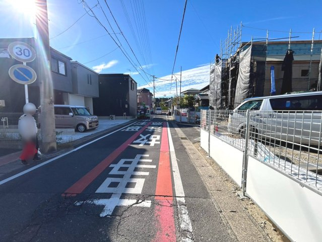 リナージュ　一宮市今伊勢町本神戸01期　全5区画分譲の前面道路含む現地写真|「現地（2026年10月2日）撮影」　
■前面道路　
■ヤマダ不動産　株式会社リライフ