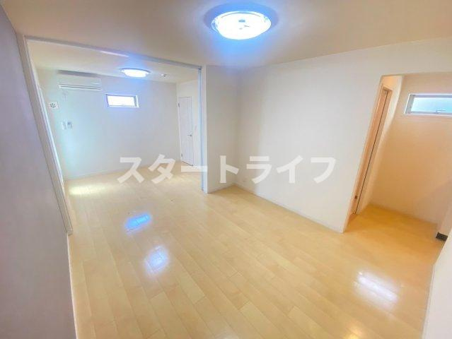 大阪市淀川区東三国１丁目のアパートの居間・リビング