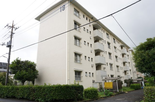 草加旭町団地18号棟の外観