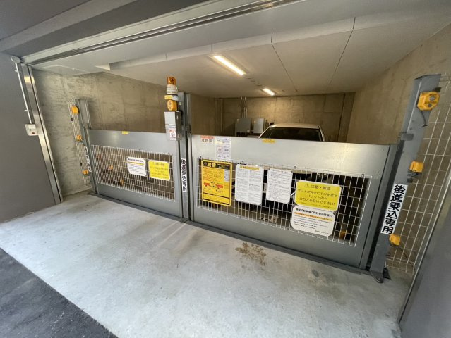 セレニテ神戸元町クレアの駐車場