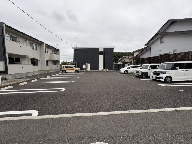 リベラルバードの駐車場