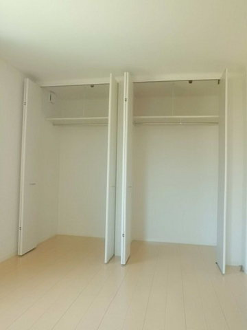 ガーデンプレイス保土ヶ谷の収納|ベッドルームには壁一面のクローゼット